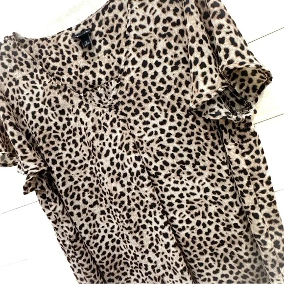 Torrid chiffon flowy short sleeve leopard top ❤️ - Picture 5 of 7